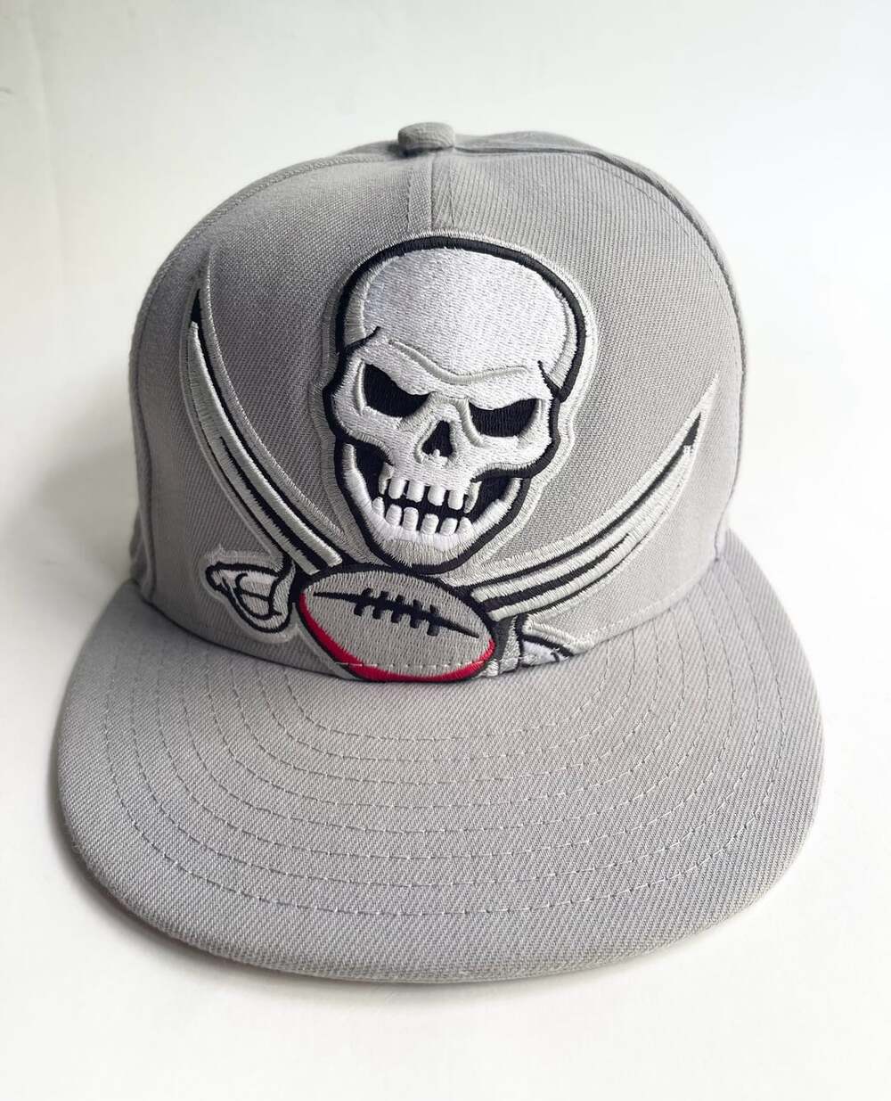 New Era Tampa Bay Buccaneers Gray Skull-N-Swords 59FIFTY Fitted Hat Size 7